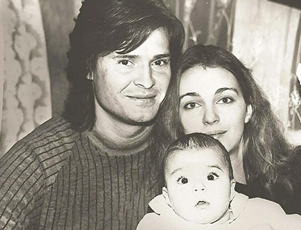 Агния Дитковските с родителями в детстве