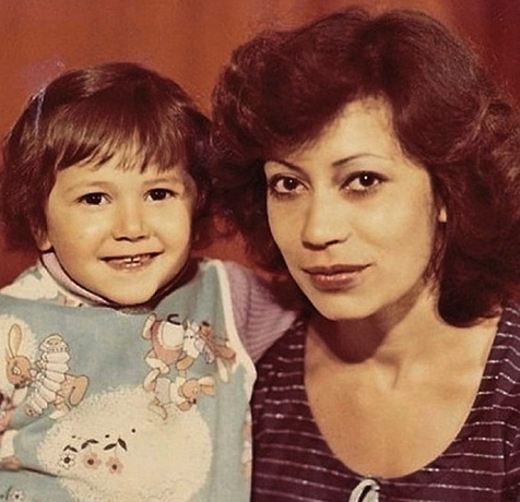 Карина Кокс в детстве с мамой