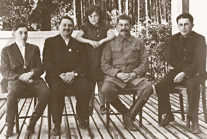 Василий Сталин (сводный брат), Климент Ворошилов, Светлана Аллилуева (сводная сестра), Иосиф Сталин (отец) и Яков Джугашвили