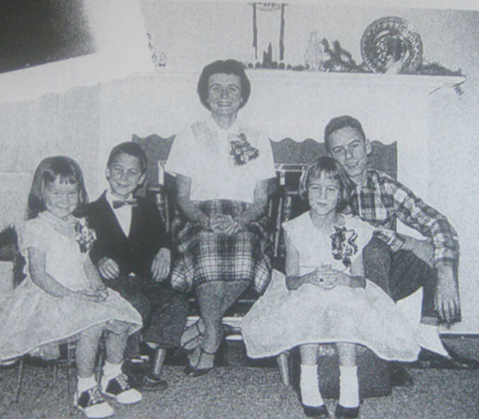 Тед Банди (крайний справа) сидит со своей матерью и тремя сводными братьями и сестрами в их семейном доме в Такоме
