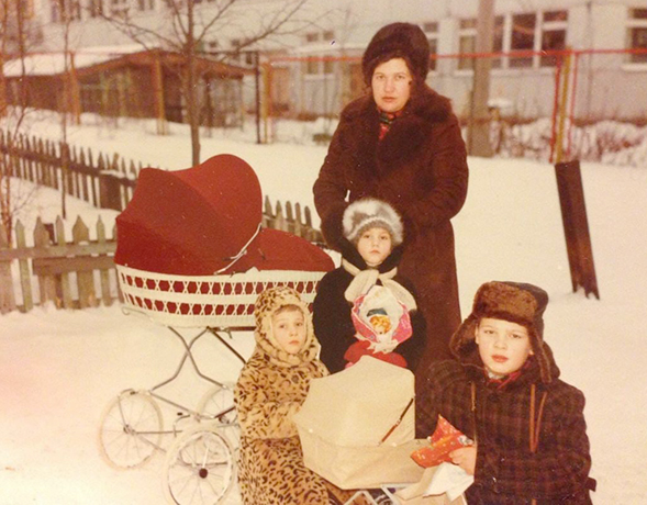 Надежда Бахтина с мамой и братьями в детстве