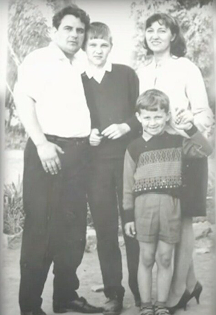 Николай Добрынин в детстве с родителями и старшим братом