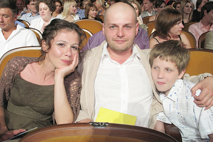 С первым мужем Иваном Вырыпаевым и сыном Петром