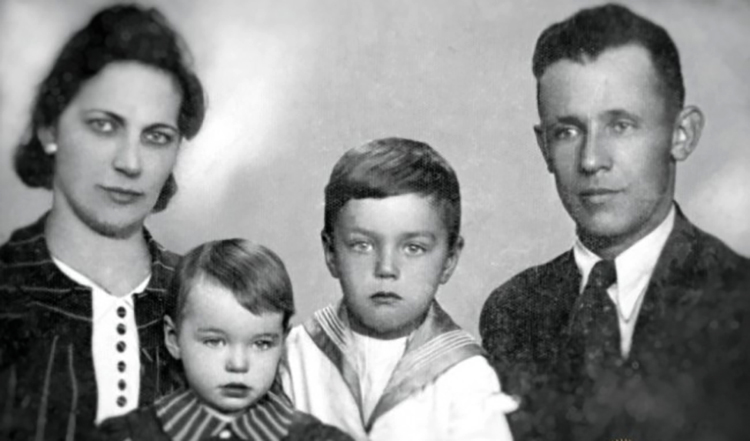 Раймонд Паулс с родителями и сестрой в детстве