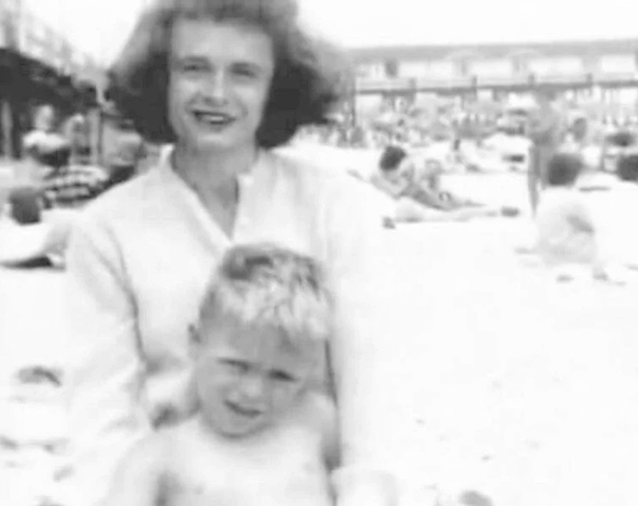 Тед Банди с мамой в детстве