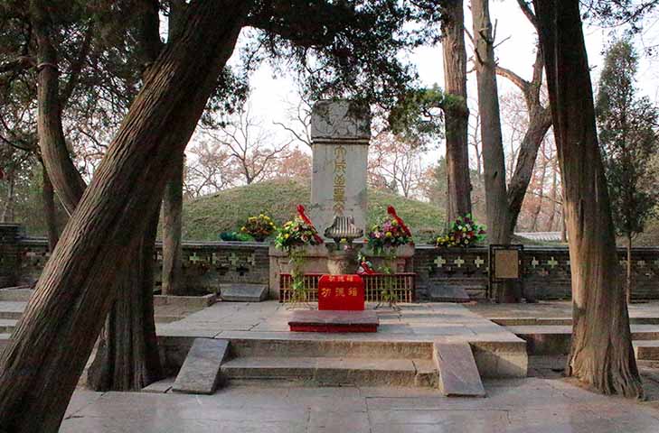Могила Конфуция на кладбище Кунлинь, Цюйфу, провинция Шаньдун