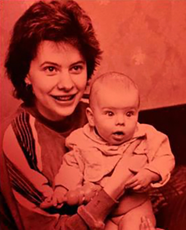 Анна Старшенбаум с мамой в раннем детстве