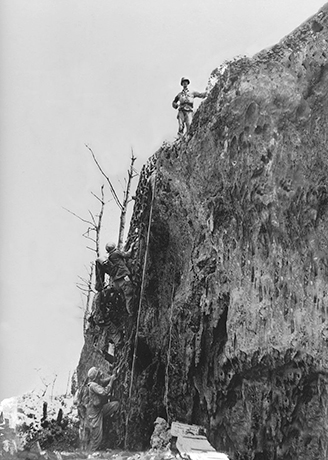 Досс на вершине откоса Маэда, 4 мая 1945 г.