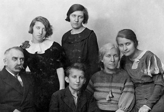Юрий Лотман с родителями и сестрами (1930-ые годы)