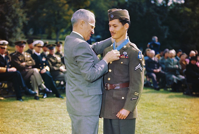 Гарри Трумэн (президент США) вручает Десмонду Доссу почетную медаль (12 октября 1945 г.)