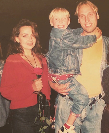 Илья Макаров с родителями в детстве