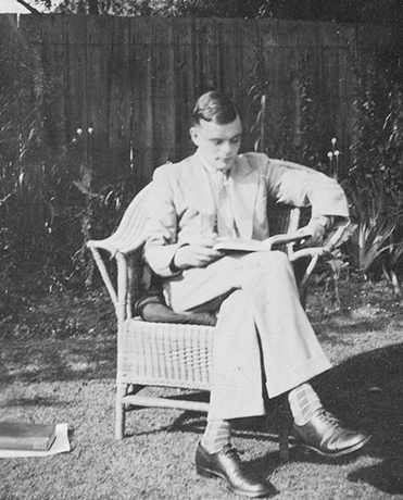 Тьюринг в 1935 году в саду у своих родителей