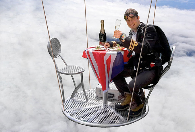 Беар Гриллс на ужине на высоте 7620 метров