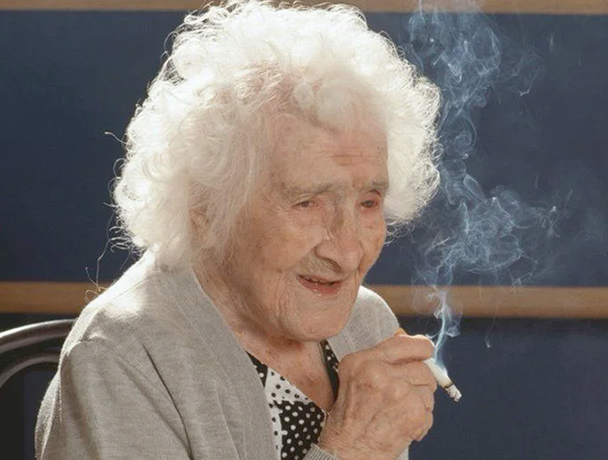 Жанна Кальман с сигаретой