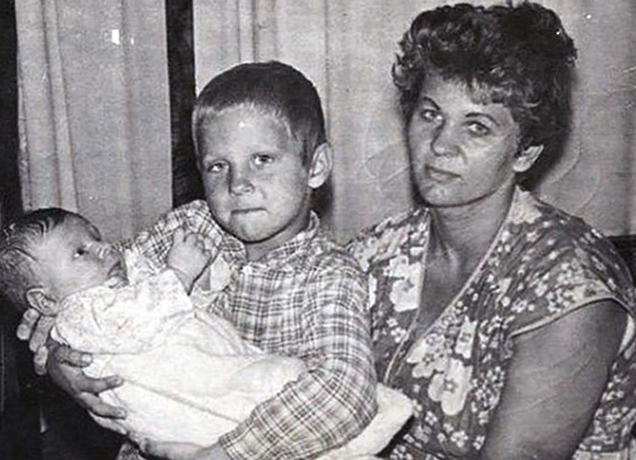 Федор Емельяненко с матерью м братом Александром