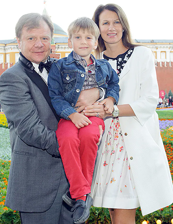 С третьей женой Оксаной и сыном