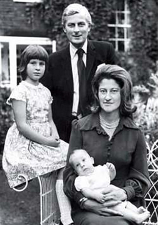Беар Гриллс в младенчестве с родителями и сестрой 