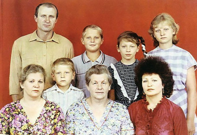 Семья Емельяненко. Федор в центре, верхний ряд
