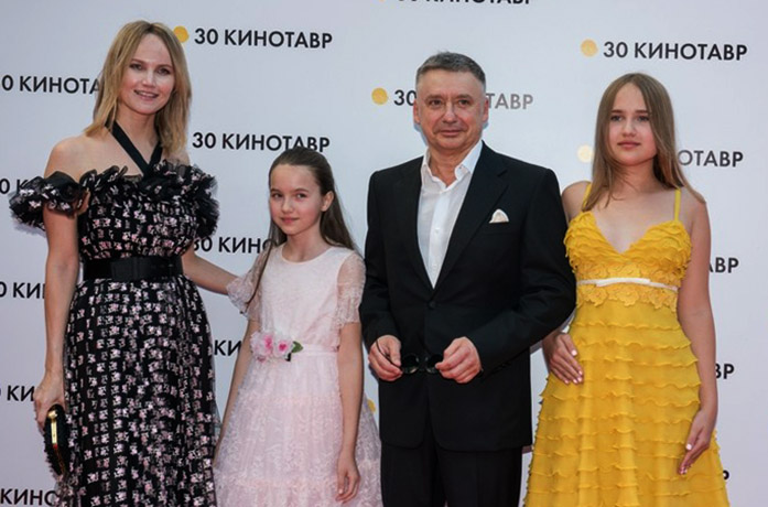 С женой Анжеликой и дочерьми