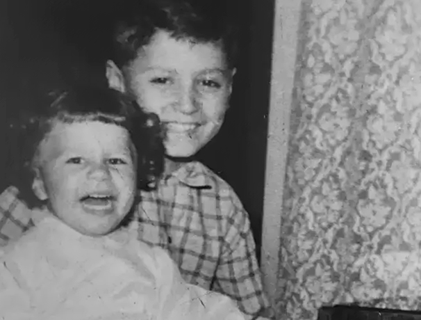 Джанни Версаче с сестрой Донателлой в детстве