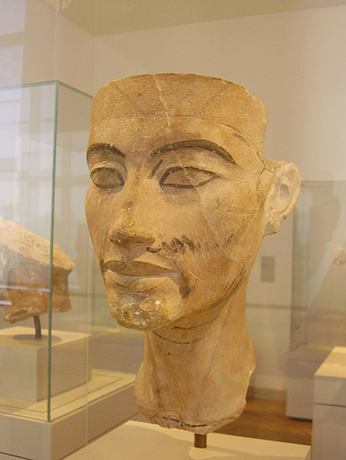 Статуя головы Нефертити в старом музее в Берлине