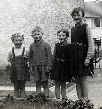 Лиам Нисон с сестрами в детстве