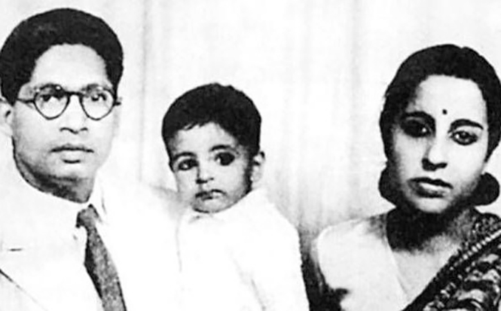 Амитабх Баччан с родителями в детстве
