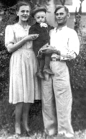 Евгений Мартынов с родителями в детстве