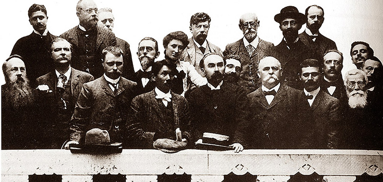 Роза Люксембург (в центре) среди лидеров Международного социалистического конгресса, Амстердам, 1904 г.