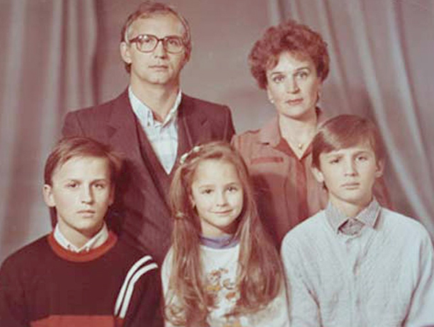 Анастасия Микульчина с родителями и братьями
