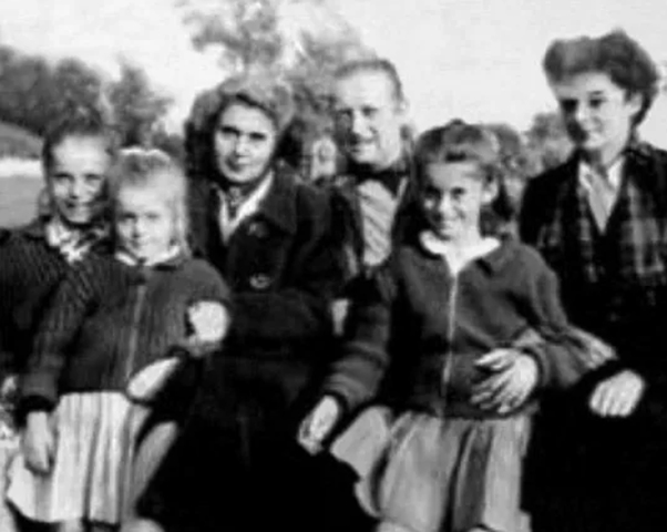 Катрин (вторая справа) с родителями и сестрами в детстве