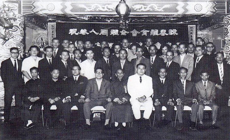 Ип Ман (в первом ряду, в центре) в Спортивной ассоциации Вин Чун
