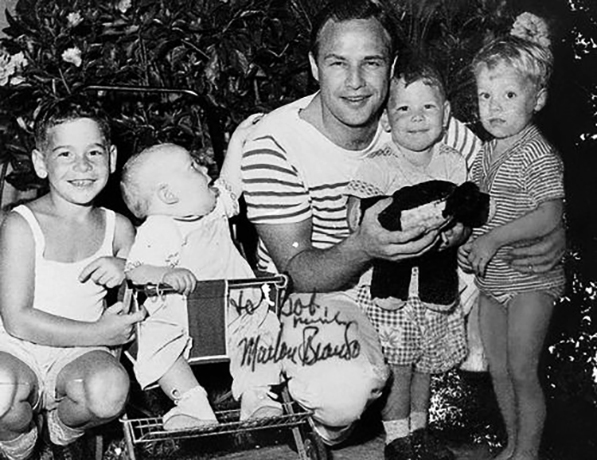 Марлон Брандо с некоторыми из своих детей