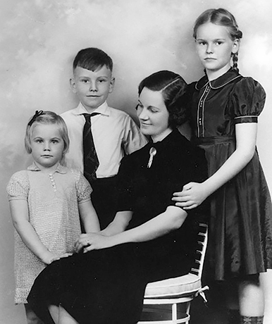 Лейла Баффетт позирует со своими тремя детьми — слева направо: Роберт, Уоррен и Дорис