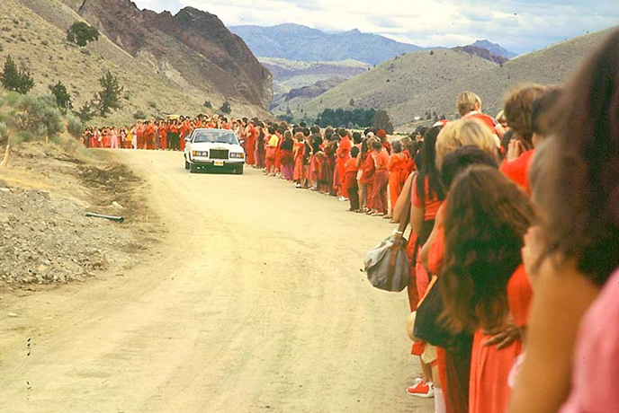 Саньясины приветствуют Раджниша во время одного из его ежедневных «проездов» в Раджнишпураме (1982)