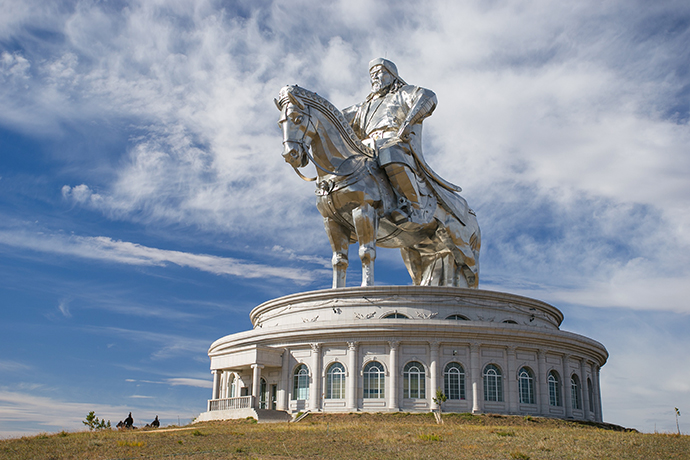 Конная статуя Чингисхана, недалеко от Улан-Батора (Монголия)