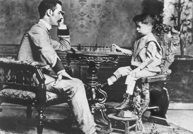 Капабланка играет в шахматы со своим отцом в 1892 году
