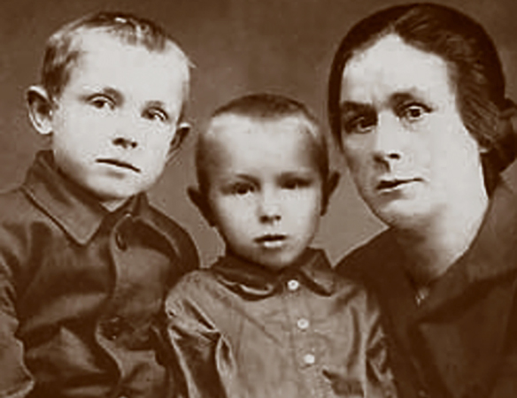 Иннокентий (слева) с братом Владимиром и тетей Надеждой Петровной