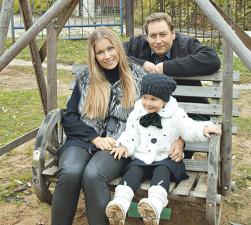 С первым мужем Станиславом Дужниковым и дочерью Устиньей
