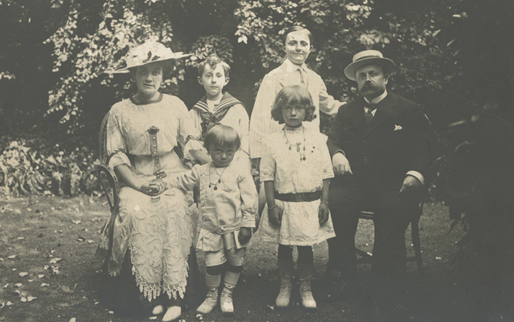 Кристиан Диор (стоит, второй слева) с семьей в детстве
