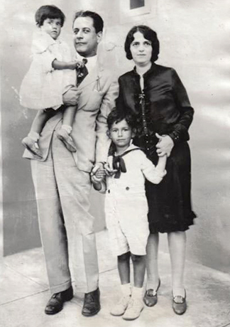 С супругой Глорией Симони Бетанкур и детьми
