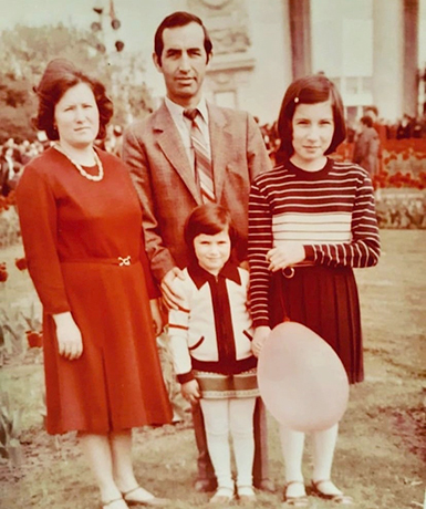Светлана Зейналова с родителями и старшей сестрой в детстве