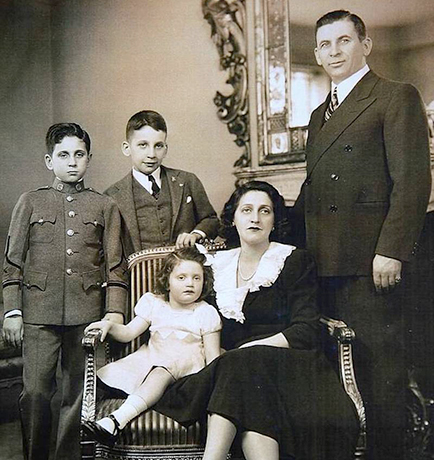 Меер Лански с первой женой и детьми, 1940 г.