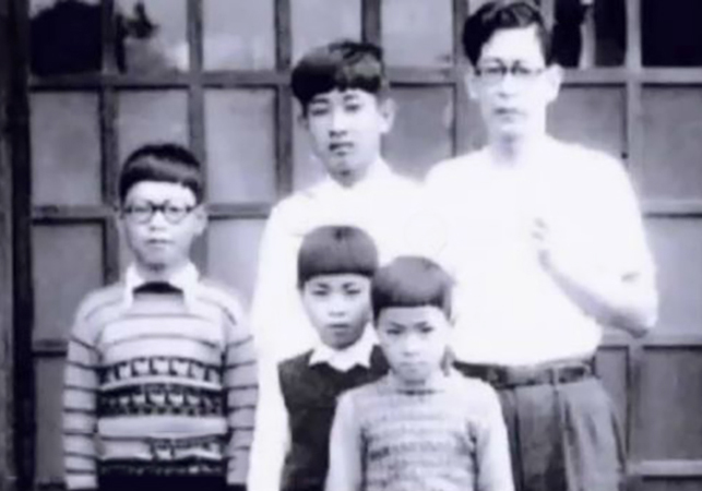 Хаяо (слева) с семьей в детстве