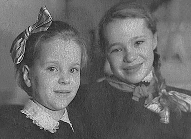 Наталья Крачковская (справа) с сестрой в детстве