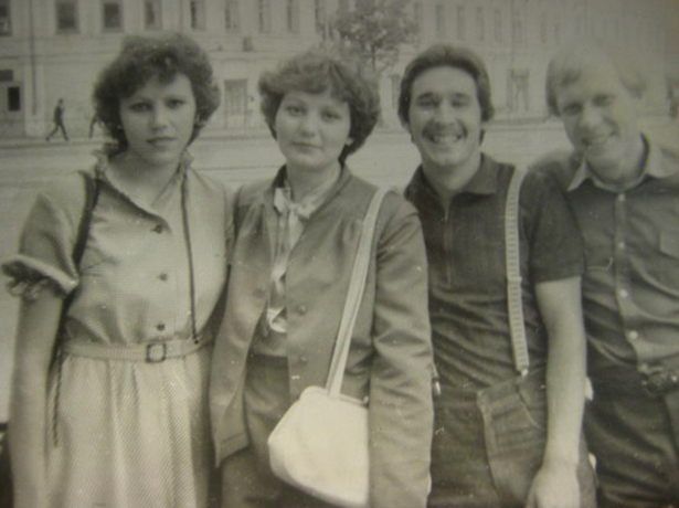Хания Фархи (вторая слева) в молодости