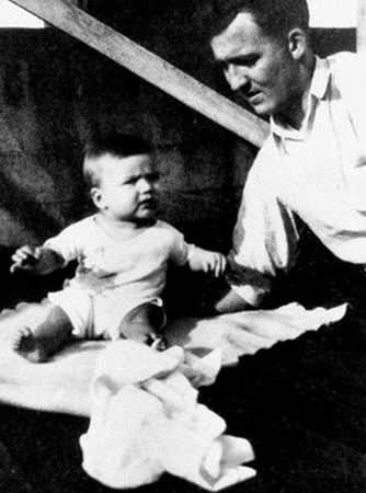 Клинт Иствуд с отцом в младенчестве