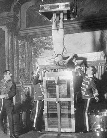 Гарри Гудини во время трюка «Китайская камера для пыток водой» (1912)
