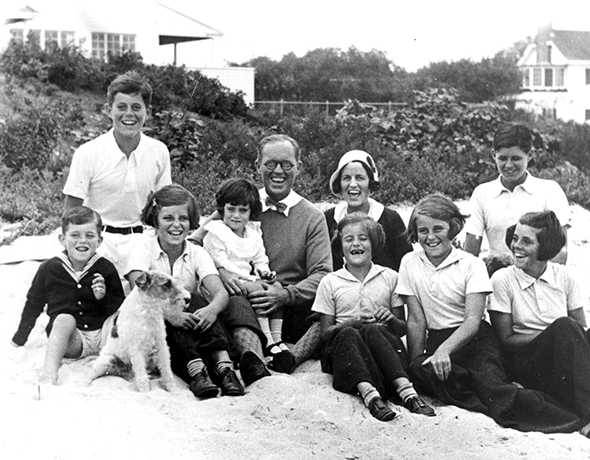 Джон Кеннеди (слева в белой рубашке) с семьей в детстве