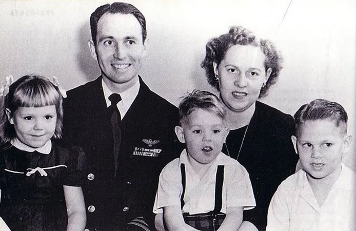 Джим Моррисон с семьей в детстве